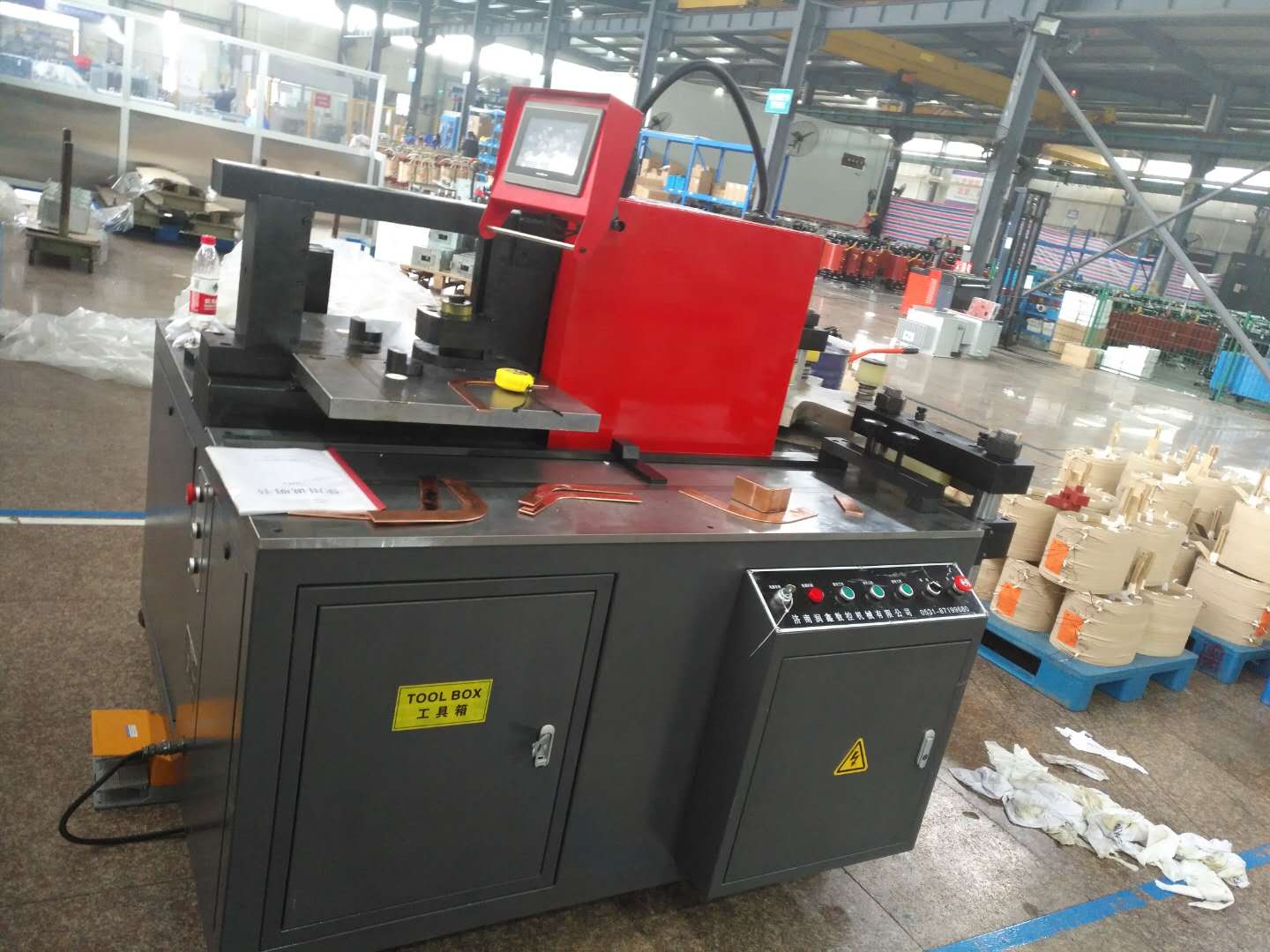 母線加工機(jī)提高了工作效率